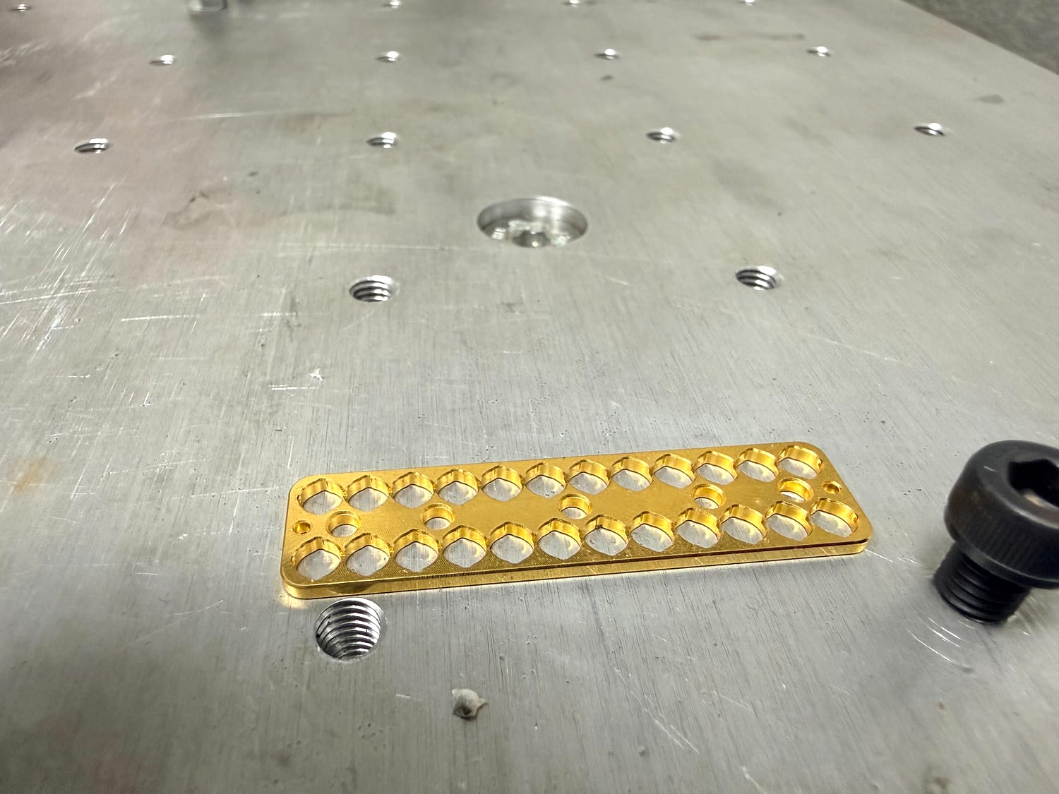 黃銅精密載盤 CNC 銑削加工 — 全孔位公差±0.02mm