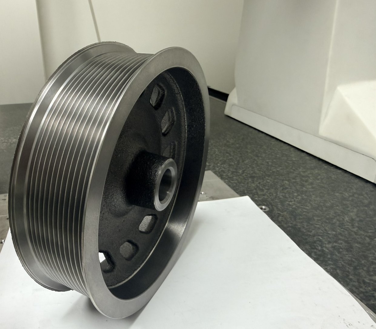 鑄鐵多楔皮帶輪 CNC 車削加工 — 灰鑄鐵 EN-GJL-200