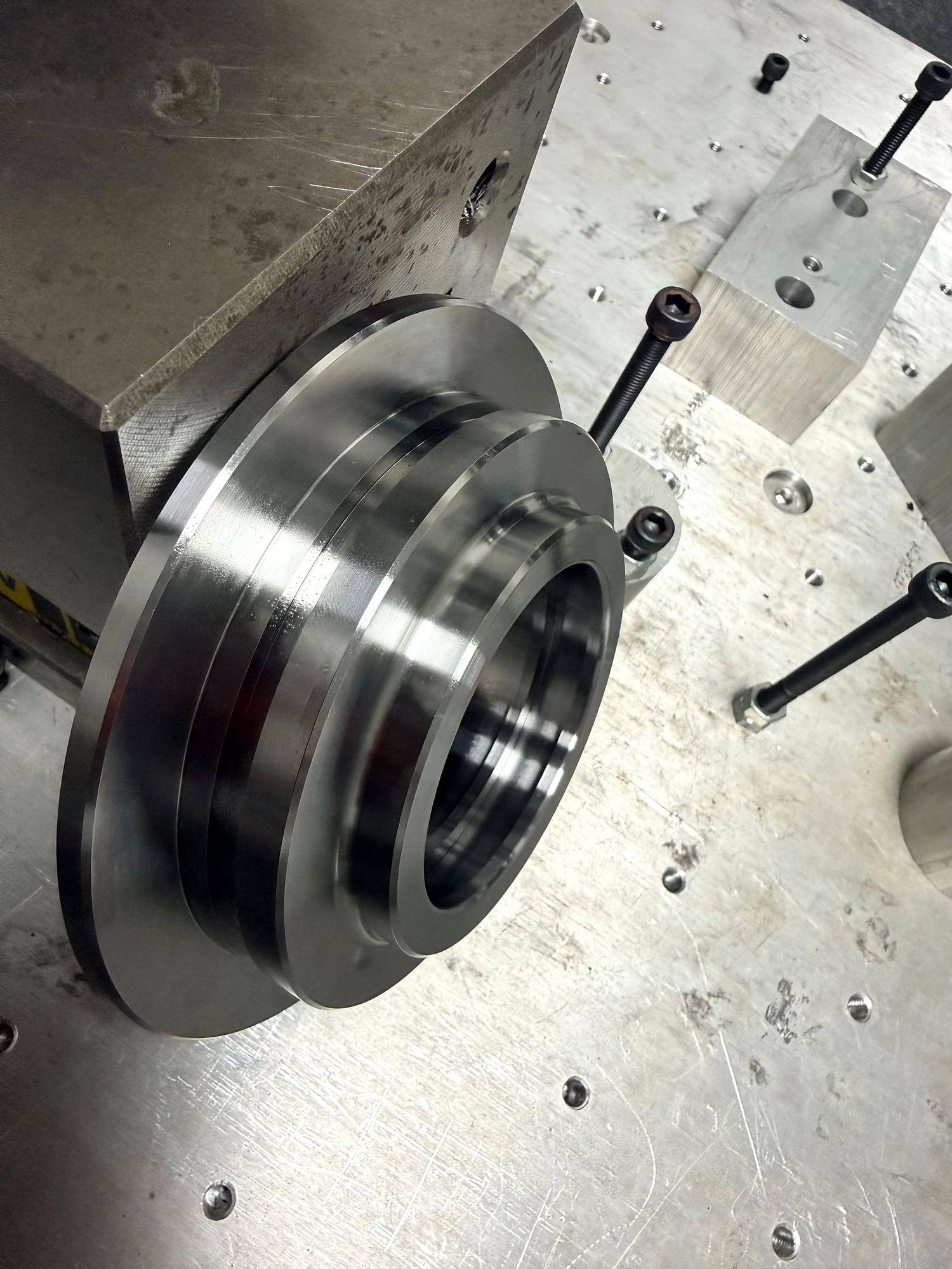 工具機油封座 CNC 車削加工 — 碳鋼內外徑密封溝槽 Ra32